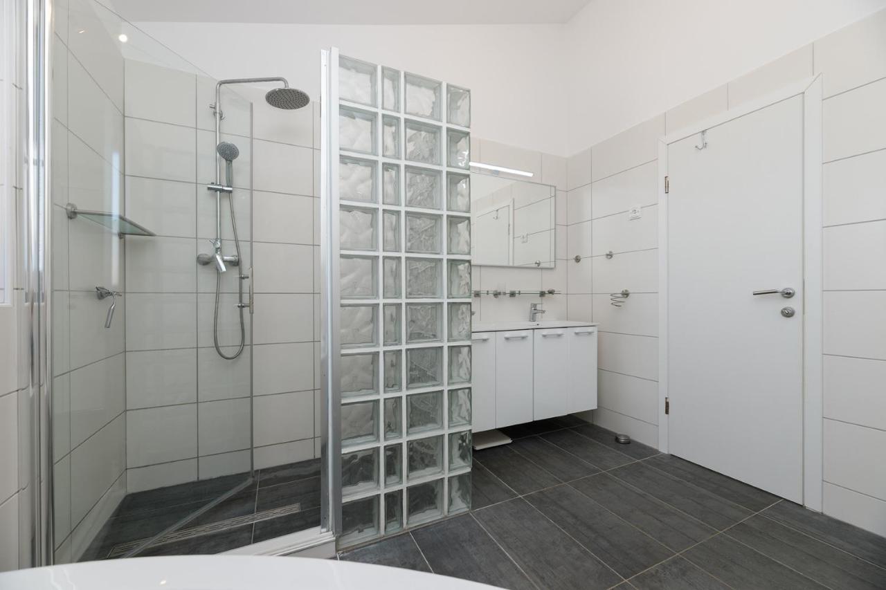 Malo Ferienvilla Privlaka, Pool, Boje, Wi-Fi, Wallbox Privlaka  Dış mekan fotoğraf